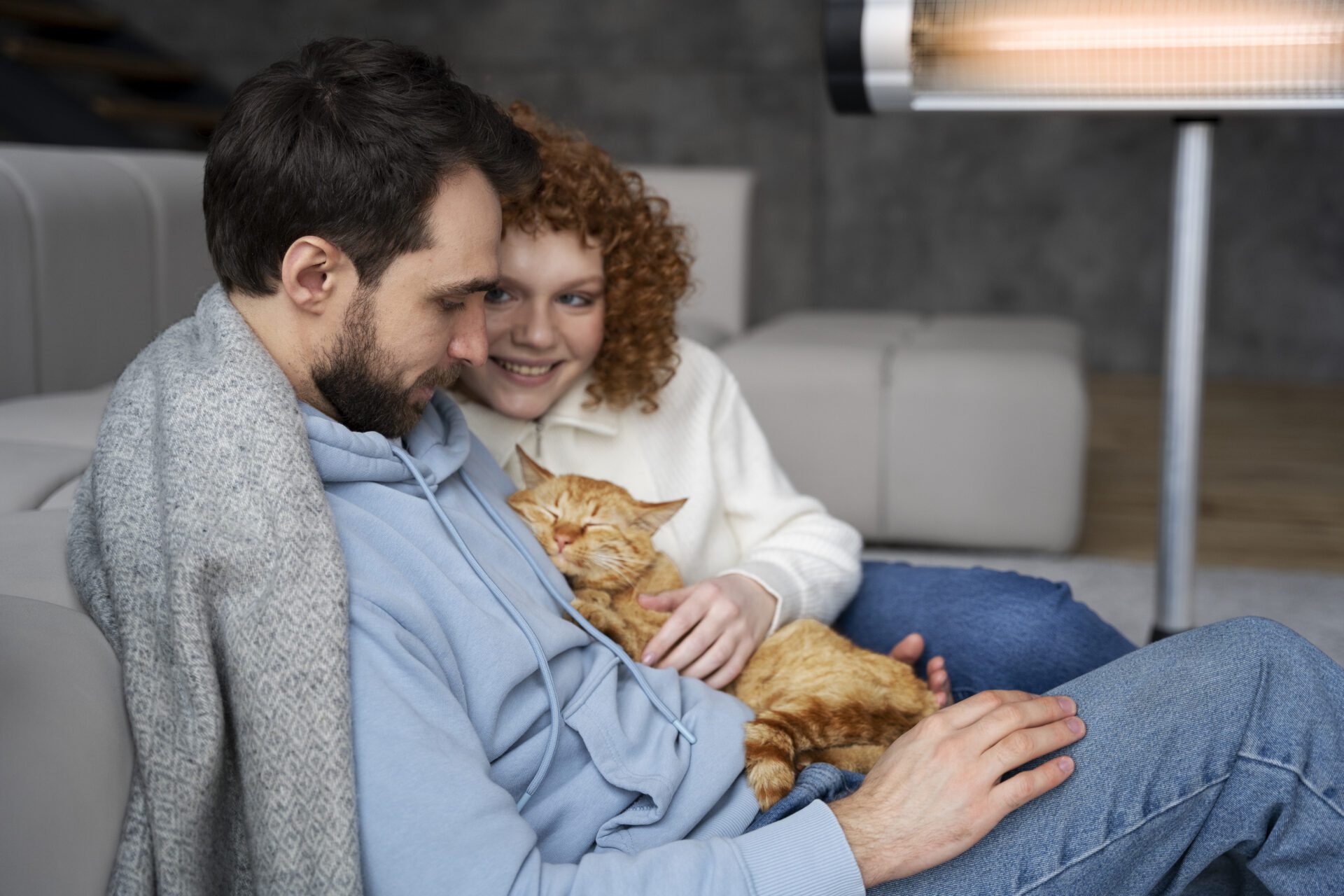 medium-shot-smiley-couple-holding-cat medium-shot-smiley-couple-holding-cat
